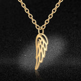 Damesketting van roestvrij staal. Mythologische veer, goudkleurig. Mode, fashion, accessoires.