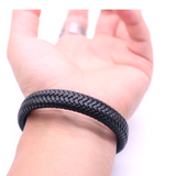 Heren armband van zwart leer en roestvrij stalen sluiting. Gevlochten zwarte leren armband voor heren. Mode fashion mannen, heren