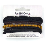 Herenarmband in donkere aardetinten. Gemaakt van kralen, metaal, touw en leer.