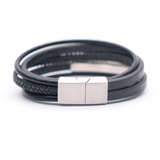 Heren leren armband clean design met zwart leer, roestvrij staal en magnetisch roestvrij stalen schuifsysteem sluiting. Fashion, mode