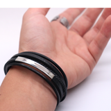 Lederen heren armband clean design met zwart leer, roestvrij staal en magnetisch roestvrij stalen schuifsysteem sluiting. Fashion, mode