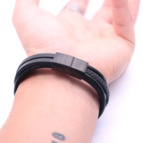 Brede heren armband van gevlochten zwart leer en zwartkleurig magnetische roestvrij stalen sluiting. Fashion, mode, heren, mannen, design