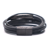 Heren armband van zwart leer en zwartkleurig magnetische roestvrij stalen sluiting. Fashion, mode, heren, mannen