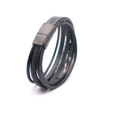 Brede heren armband van zwart leer en zwartkleurig magnetische roestvrij stalen sluiting. Fashion, mode, heren, mannen