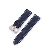 Horlogeband van blauw nubuck leer met wit stiksel. Roestvrij stalen gesp. Fashion, mode, horloge heren.