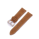 Horlogeband van geelbruin nubuck leer met wit stiksel. Roestvrij stalen gesp. Fashion, mode, horloge heren.