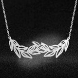 Damesketting van roestvrij staal. Lauwerkrans, zilverkleurig. Mode, fashion, accessoires.