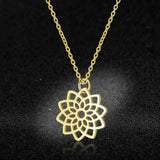Damesketting van roestvrij staal. Lotus, goudkleurig. Mode, fashion, accessoires.