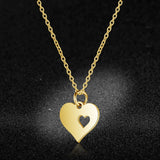 Damesketting van roestvrij staal. Hartje, goudkleurig. Mode, fashion, accessoires.