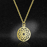 Damesketting van roestvrij staal. Lotus in cirkel, goudkleurig. Mode, fashion, accessoires.