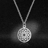 Damesketting van roestvrij staal. Lotus, in cirkel, zilverkleurig. Mode, fashion, accessoires.