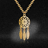 Damesketting van roestvrij staal. Lotus in cirkel met 3 veren, goudkleurig. Mode, fashion, accessoires.