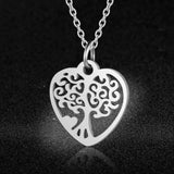 Damesketting van roestvrij staal. Tree of life in hartje, zilverkleurig. Mode, fashion, accessoires.