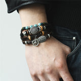 Heren brede armband. Boho en hippie stijl. Geïnspireerd op de jaren '60 en '70. Gemaakt van kralen, metaal, touw en leer.