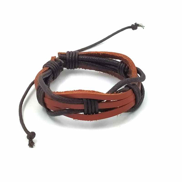 Handgevlochten armband. Gemaakt van leer en touw.  Makkelijk om te doen middels een touwsluiting. In bruin gevlochten leer met touw.