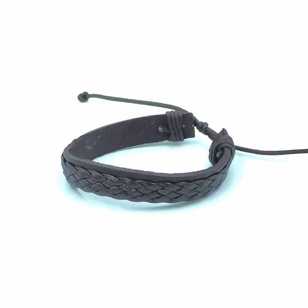Handgevlochten armband. Gemaakt van leer en touw.  Makkelijk om te doen middels een touwsluiting. In zwart leer.