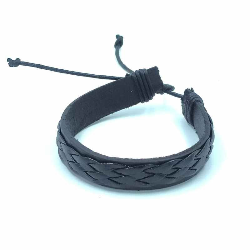 Handgevlochten armband. Gemaakt van leer en touw.  Makkelijk om te doen middels een touwsluiting. In zwart leer.