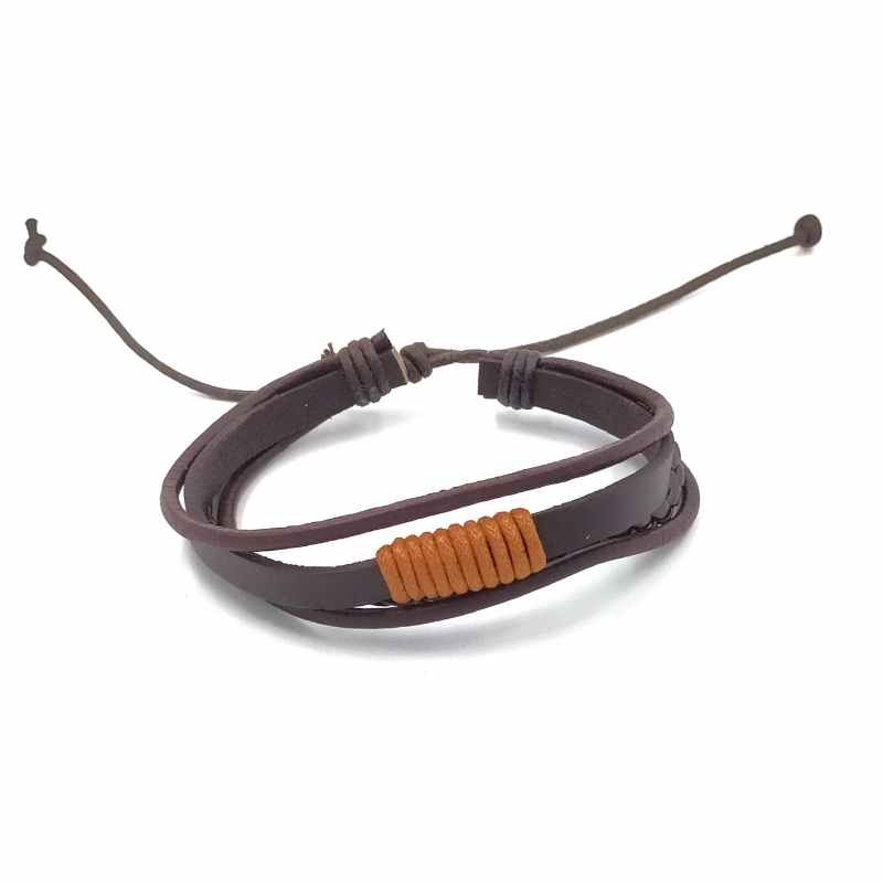 Handgevlochten armband. Gemaakt van leer en touw.  Makkelijk om te doen middels een touwsluiting. In bruin leer met touw.