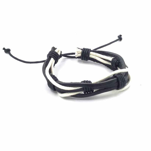 Handgevlochten armband. Gemaakt van leer en touw.  Makkelijk om te doen middels een touwsluiting. In zwart leer en wit touw.
