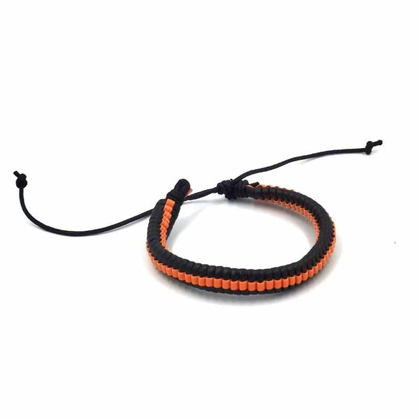 Handgevlochten armband. Gemaakt van leer en touw.  Makkelijk om te doen middels een touwsluiting. In zwart en oranje leer.