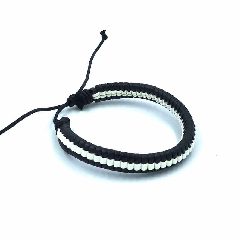 Handgevlochten armband. Gemaakt van leer en touw.  Makkelijk om te doen middels een touwsluiting. In zwart en wit leer.