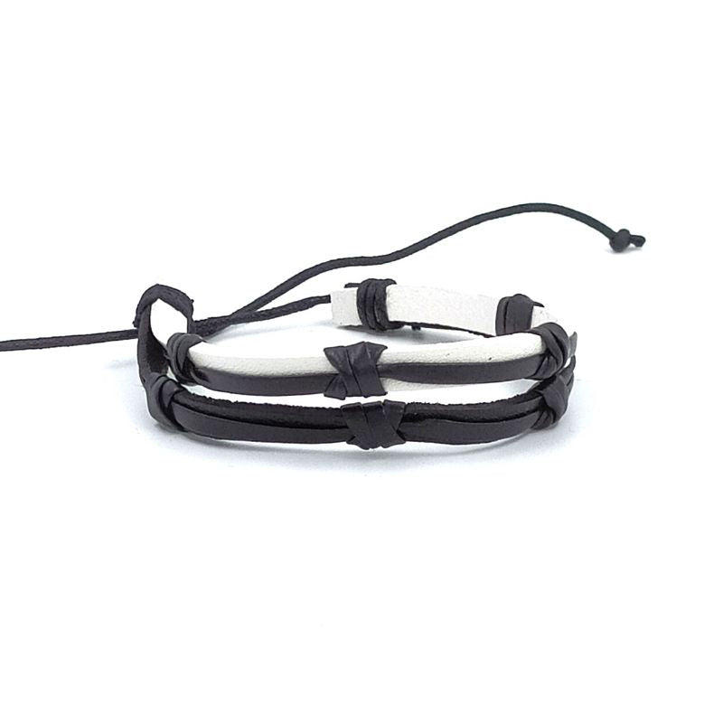 Handgevlochten armband. Gemaakt van leer en touw.  Makkelijk om te doen middels een touwsluiting. In zwart en wit.
