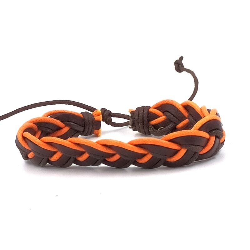 Handgevlochten armband. Gemaakt van leer en touw.  Makkelijk om te doen middels een touwsluiting. In zwart en oranje gevlochten leer.