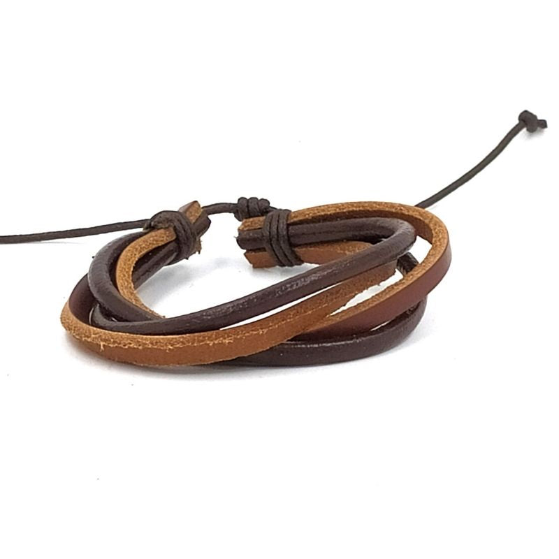 Handgevlochten armband. Gemaakt van leer en touw.  Makkelijk om te doen middels een touwsluiting. Gemaakt van 2 kleuren bruin leer.