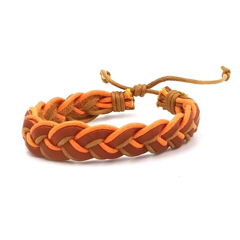 Handgevlochten armband. Gemaakt van leer en touw.  Makkelijk om te doen middels een touwsluiting. In bruin en oranje leer met bruin touw.