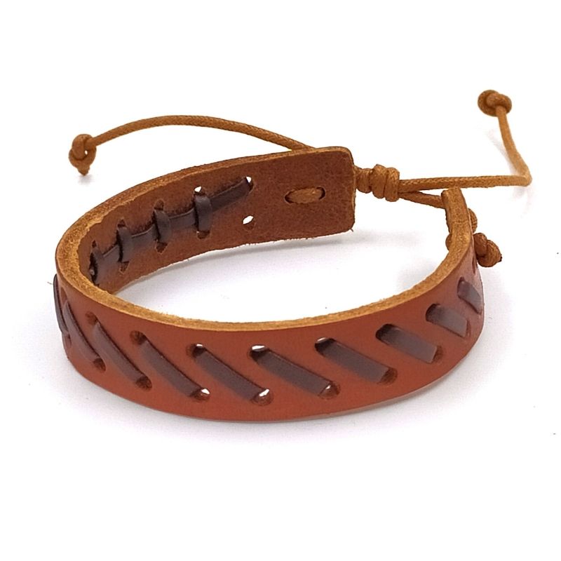 Handgevlochten armband. Gemaakt van leer en touw.  Makkelijk om te doen middels een touwsluiting. In bruin leer met touw erdoorheen gevlochten.