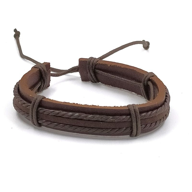 Handgevlochten armband. Gemaakt van leer en touw.  Makkelijk om te doen middels een touwsluiting. In bruin leer en touw.