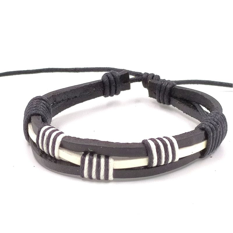 Handgevlochten armband. Gemaakt van leer en touw.  Makkelijk om te doen middels een touwsluiting. In bruin  met wit leer en touw.