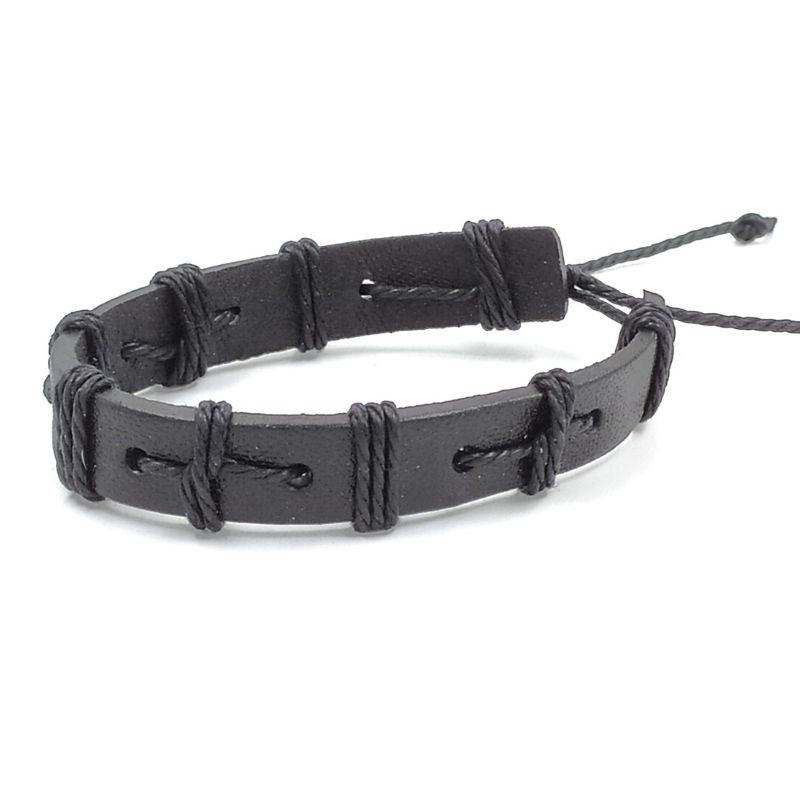 Handgevlochten armband. Gemaakt van leer en touw.  Makkelijk om te doen middels een touwsluiting. In zwart leer en touw.