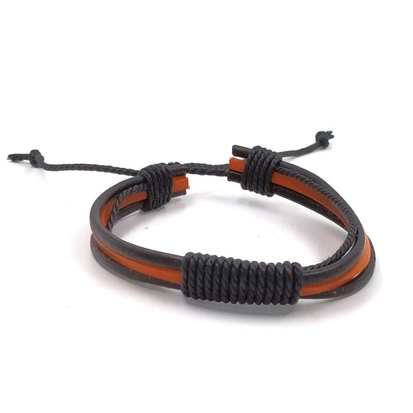 Handgevlochten armband. Gemaakt van leer en touw.  Makkelijk om te doen middels een touwsluiting. In bruin en oranje leer met touw.