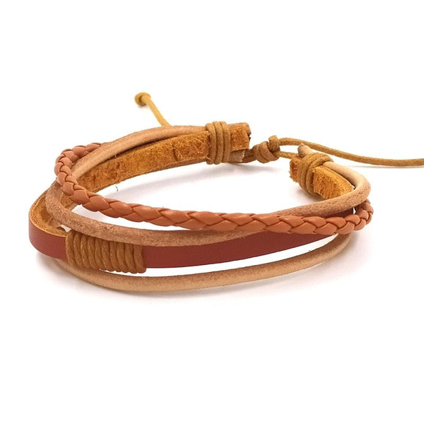 Handgevlochten armband. Gemaakt van leer en touw.  Makkelijk om te doen middels een touwsluiting. In bruin en leer en touw.