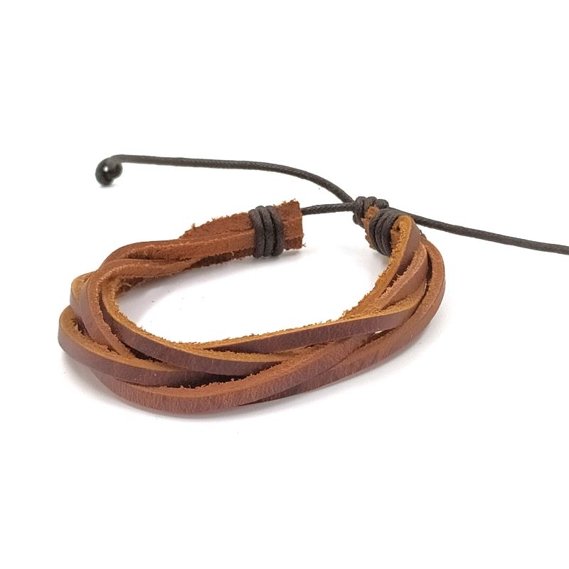 Handgevlochten armband. Gemaakt van leer en touw.  Makkelijk om te doen middels een touwsluiting. In bruin leer.