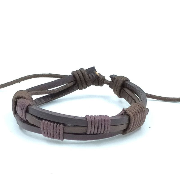 Handgevlochten armband. Gemaakt van leer en touw.  Makkelijk om te doen middels een touwsluiting. In bruin leer en touw.