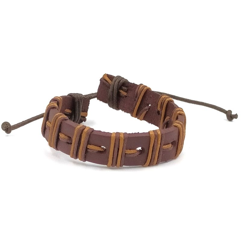 Handgevlochten armband. Gemaakt van leer en touw.  Makkelijk om te doen middels een touwsluiting. In bruin leer en touw.