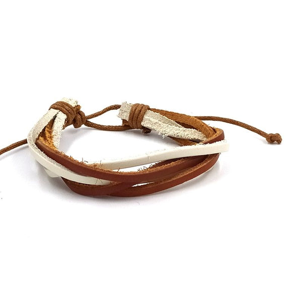 Handgevlochten armband. Gemaakt van leer en touw.  Makkelijk om te doen middels een touwsluiting. In bruin en wit leer.