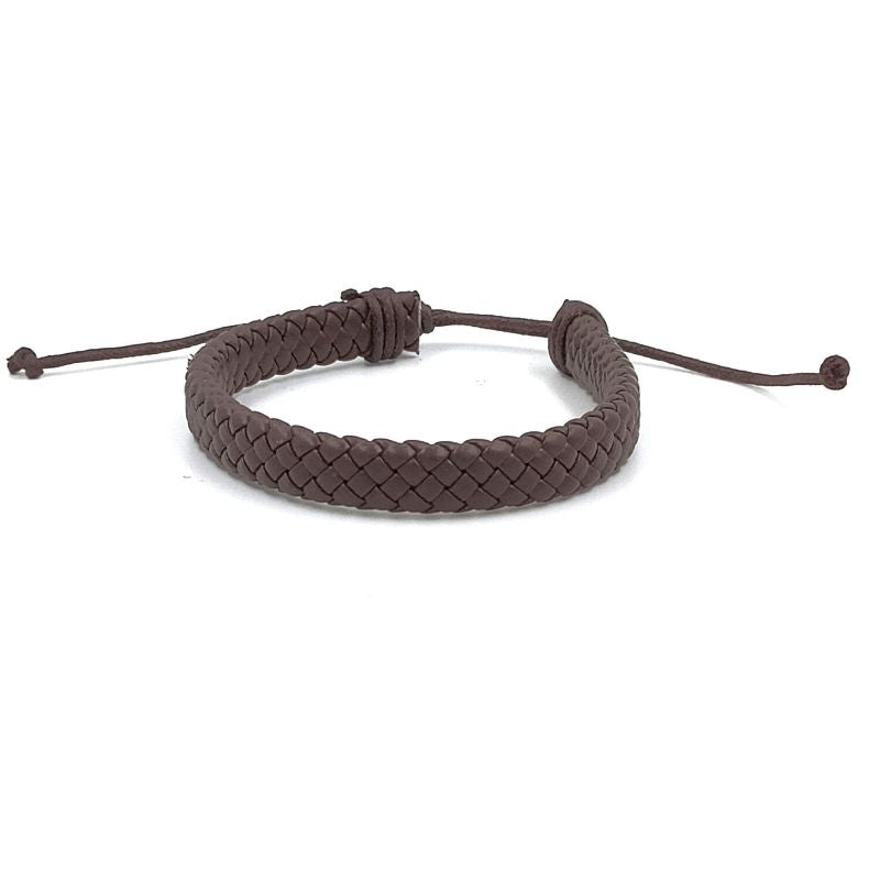 Handgevlochten armband. Gemaakt van leer en touw.  Makkelijk om te doen middels een touwsluiting. In bruin gevlochten leer.