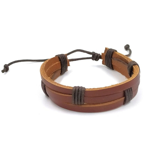Handgevlochten armband. Gemaakt van leer en touw.  Makkelijk om te doen middels een touwsluiting. In 3 lagen bruin leer met touw erdoorheen gevlochten.