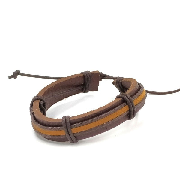 Handgevlochten armband. Gemaakt van leer en touw.  Makkelijk om te doen middels een touwsluiting. In bruin leer met touw.