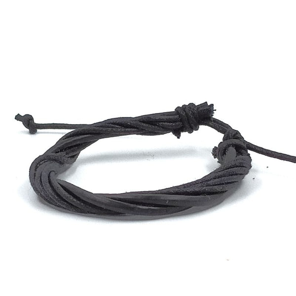 Handgevlochten armband. Gemaakt van leer en touw.  Makkelijk om te doen middels een touwsluiting. In zwart gevlochten leer.