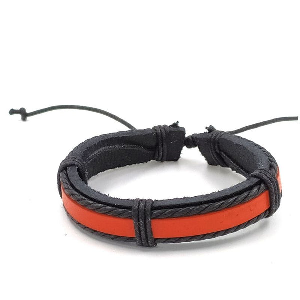 Handgevlochten armband. Gemaakt van leer en touw.  Makkelijk om te doen middels een touwsluiting. In zwart met oranje leer.