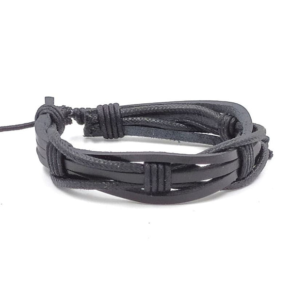 Handgevlochten armband. Gemaakt van leer en touw.  Makkelijk om te doen middels een touwsluiting. In verschillende lagen zwart gevlochten leer en touw.