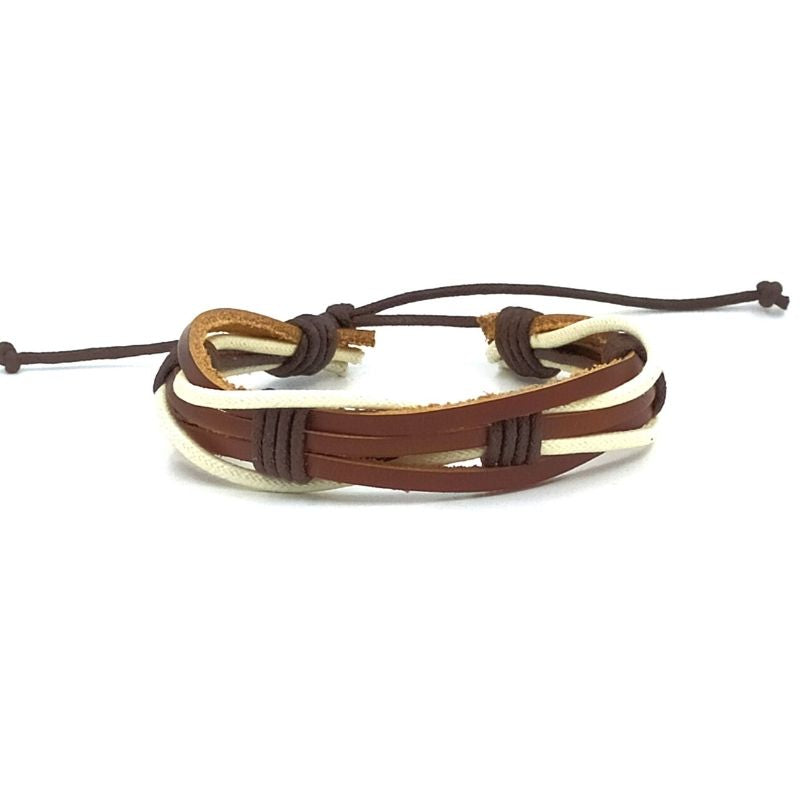 Handgevlochten armband. Gemaakt van leer en touw.  Makkelijk om te doen middels een touwsluiting. In bruin leer met wit touw erdoorheen gevlochten.